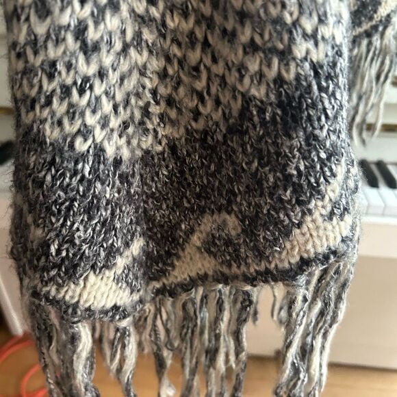 Steve Madden Gray and Cream Poncho One Size - Picture 11 of 16